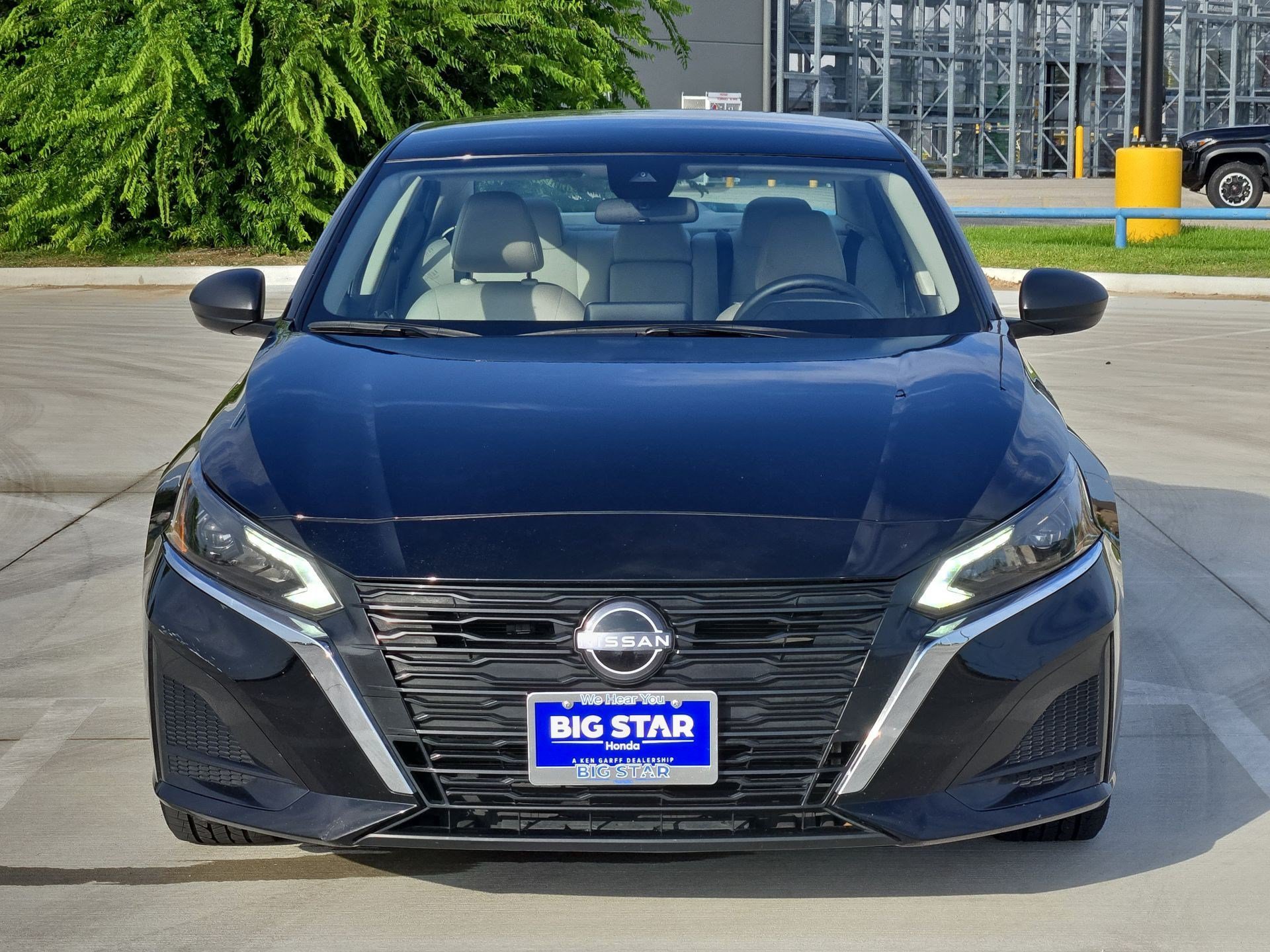 Used 2025 Super Black Nissan SV image 9