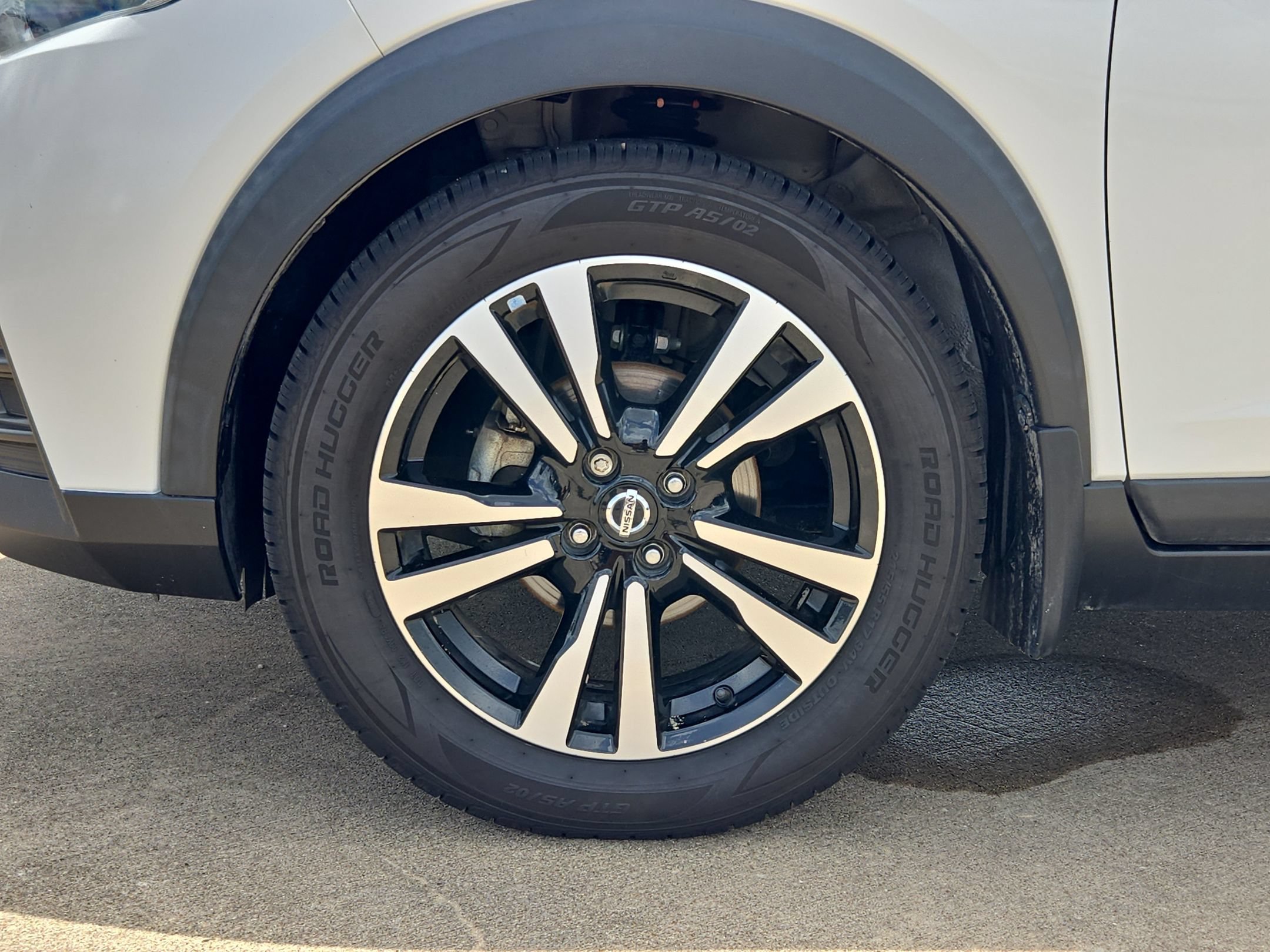 Used 2018 Aspen White / Super Black Nissan SV image 10