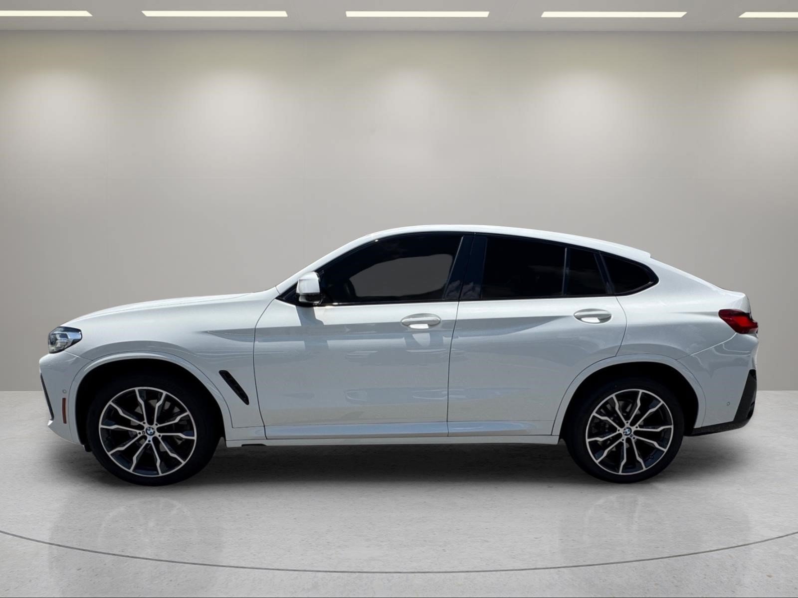 Used 2022 Alpine White BMW xDrive30i image 2