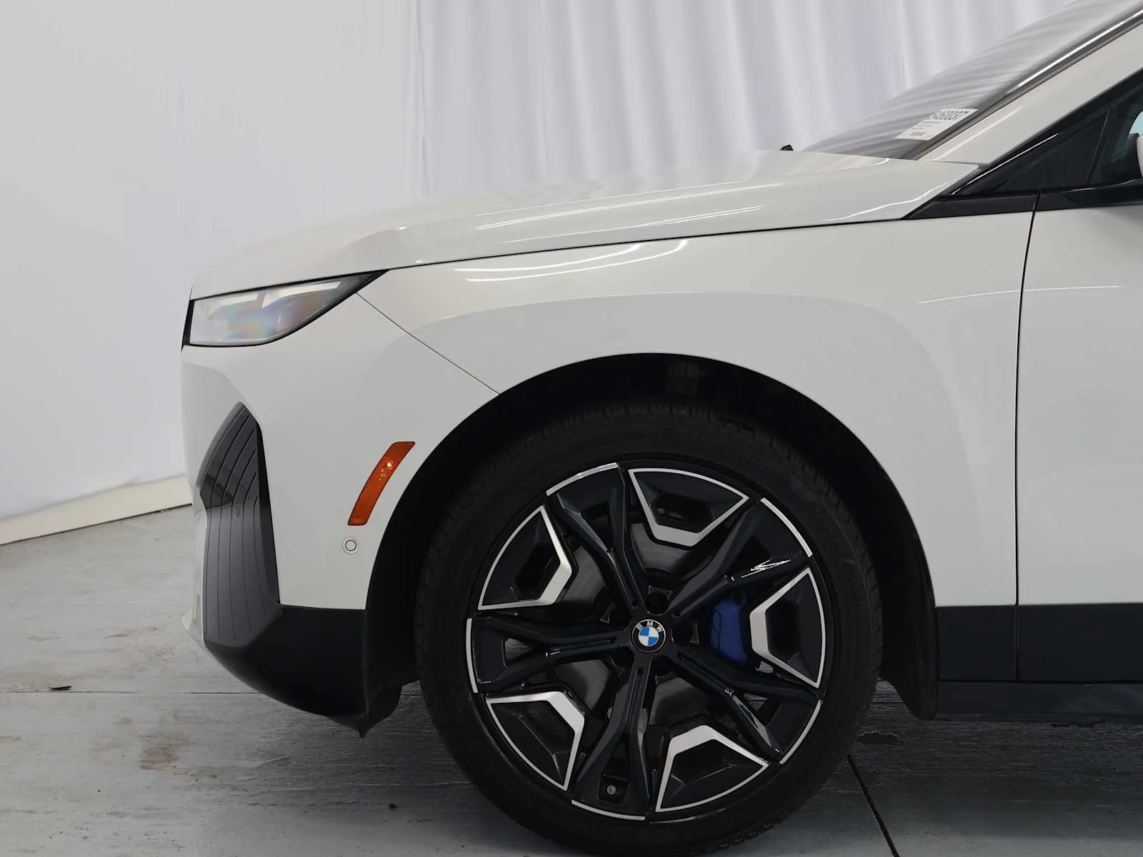 Used 2024 Mineral White Metallic BMW xDrive50 image 10