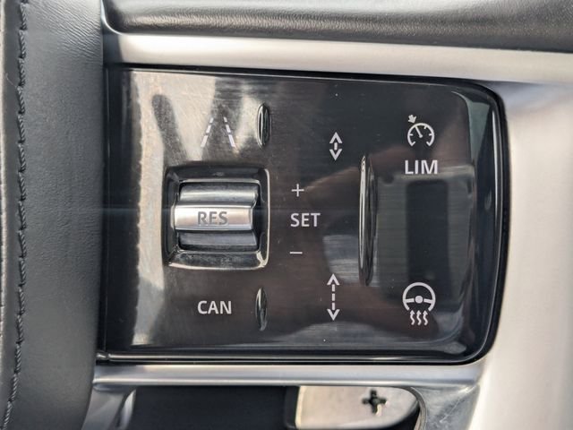 Used 2024 White Land Rover SE image 25