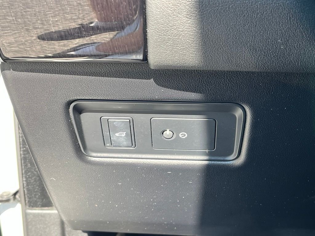 Used 2022 White Land Rover HSE Silver Edition image 37