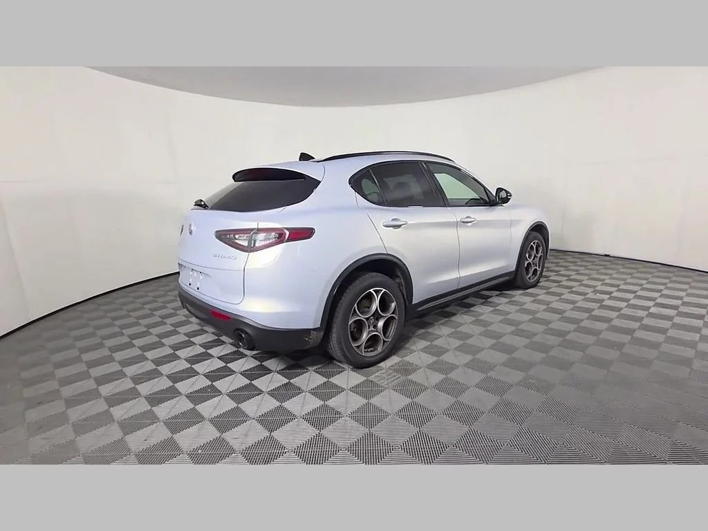 New 2026 Moonlight Gray Metallic Alfa Romeo Base image 27