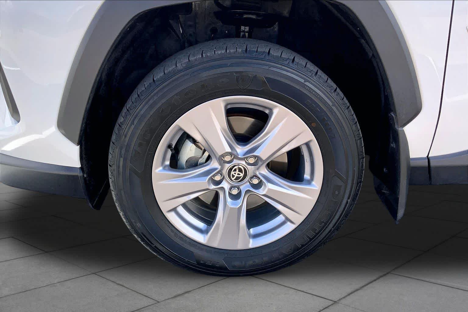 Used 2025 Ice Cap Toyota Hybrid XLE image 10