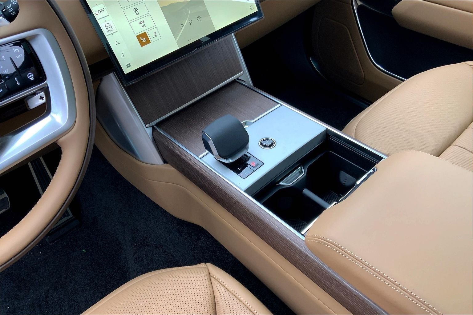 New 2026 Tourmaline Brown in Gloss finish LAND ROVER SE 7 Seats image 7