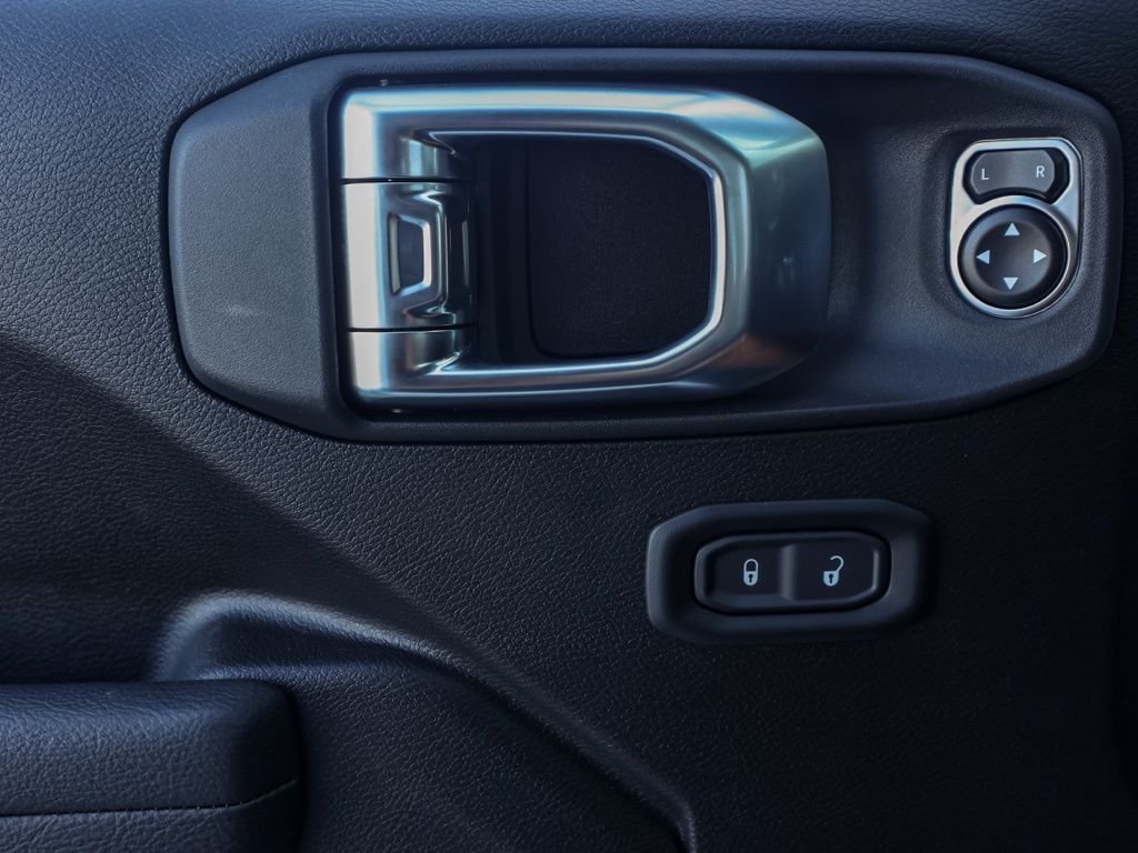 New 2026 Bright White Clear-Coat Exterior Paint Jeep Rubicon image 22