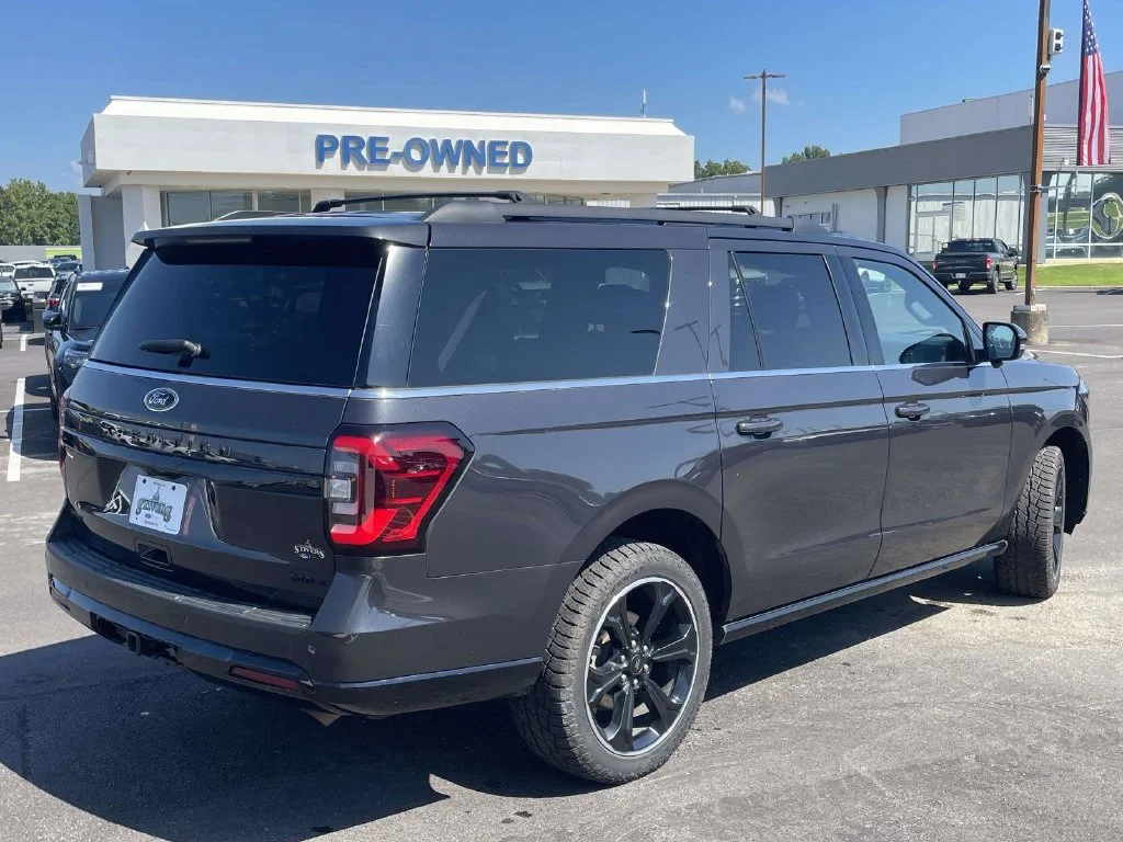 Used 2023  Ford Limited image 3