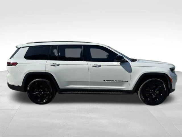 Used 2022 White Jeep Altitude image 10