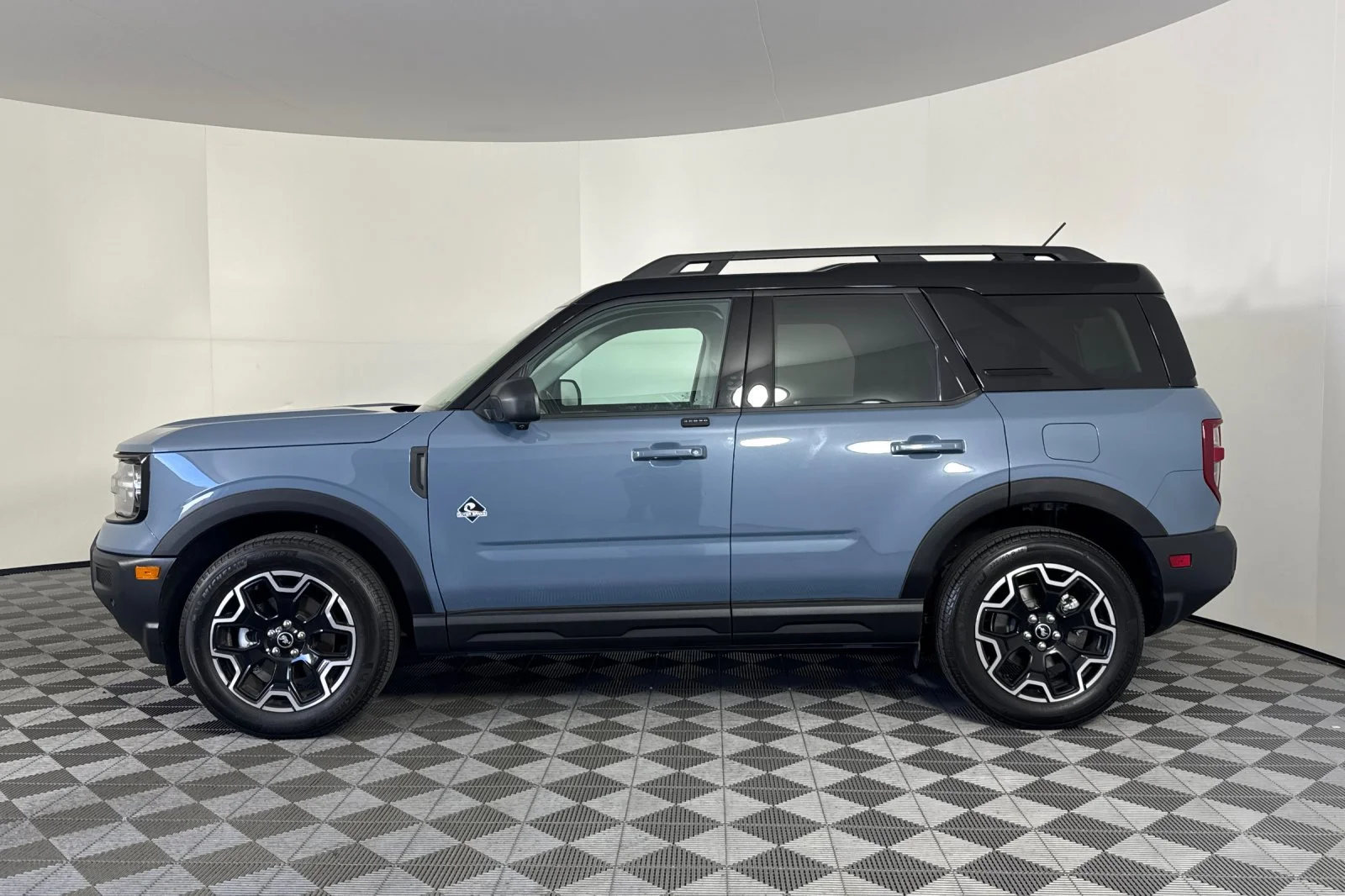 Used 2025 Azure Gray Metallic Ford Outer Banks image 6