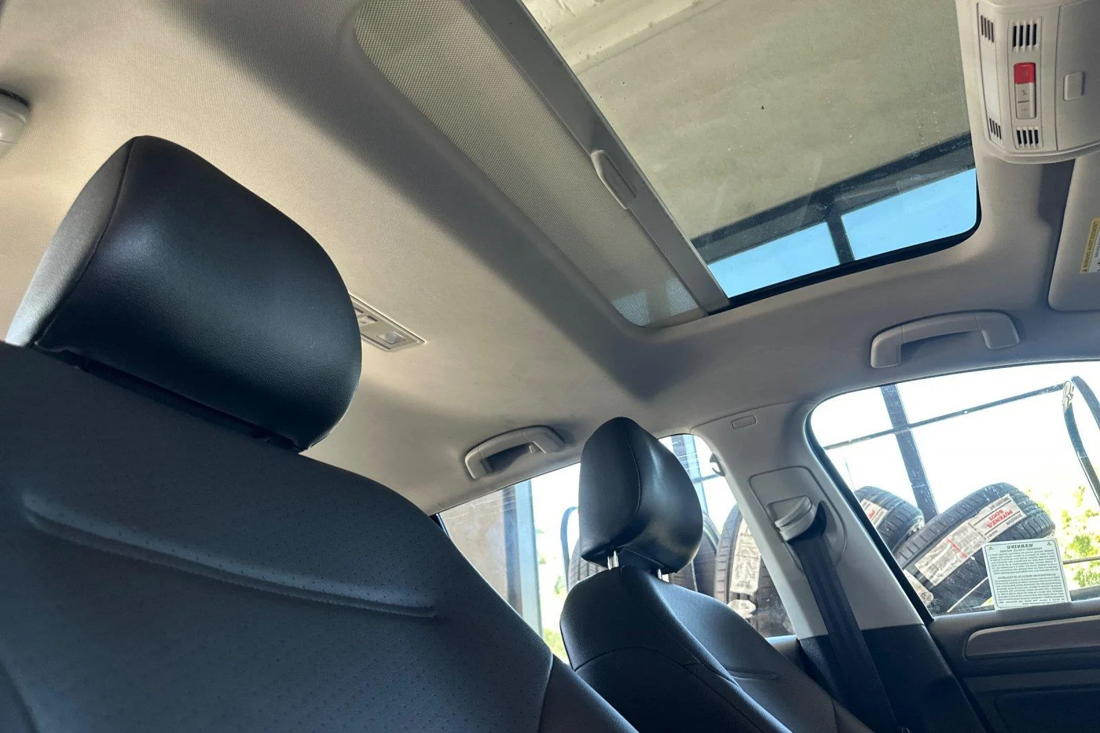 Used 2019 Deep Black Pearl Volkswagen SE image 17
