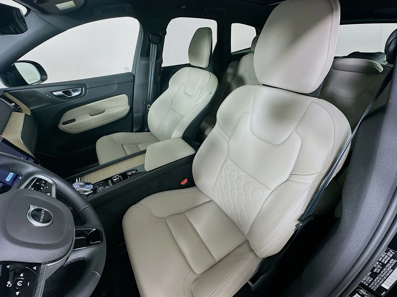 2026 Volvo XC60 Plus - Photo 34