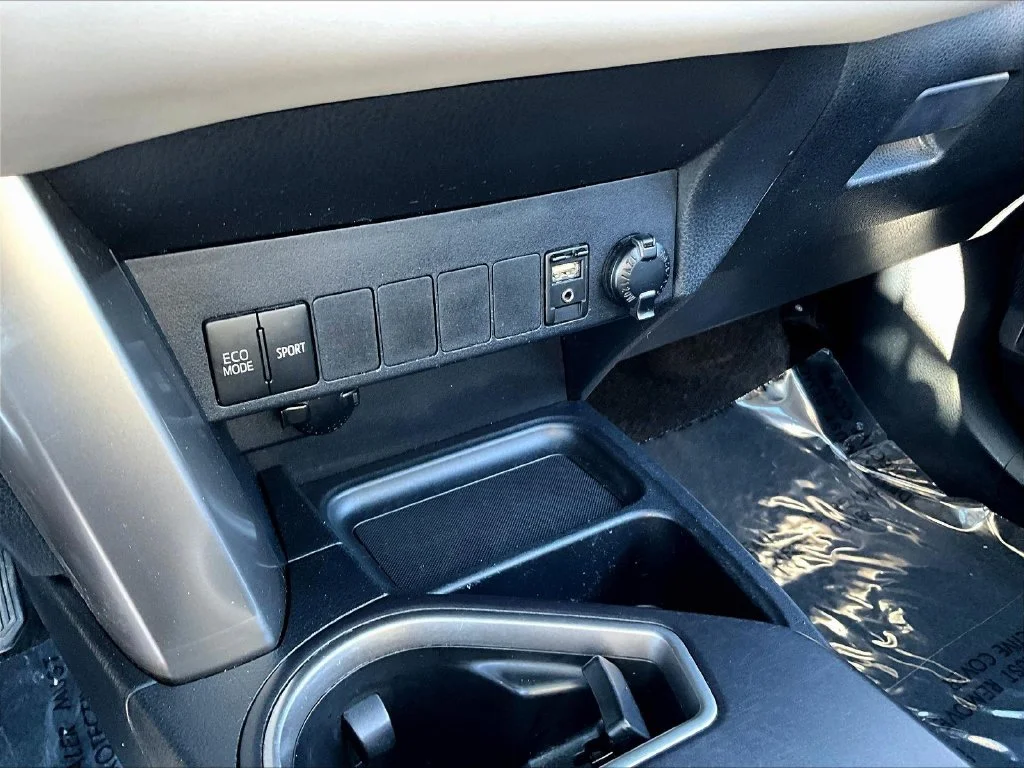 Used 2018 Silver Toyota XLE image 16