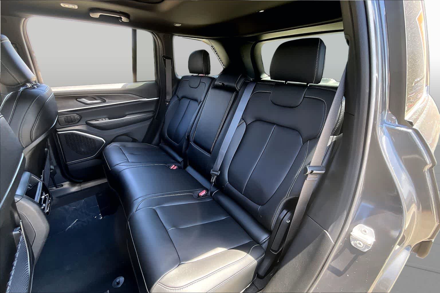 New 2026 Baltic Gray Metallic Clear-Coat Exterior Paint Jeep Limited image 21