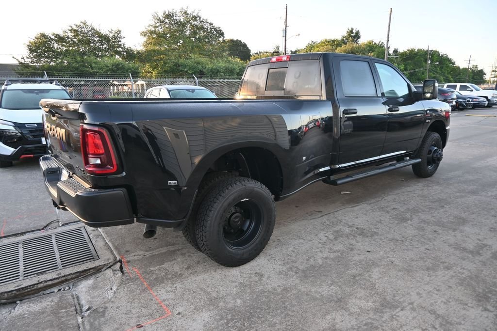 New 2026 Diamond Black Crystal Pearl-Coat Exterior Paint RAM Tradesman image 18