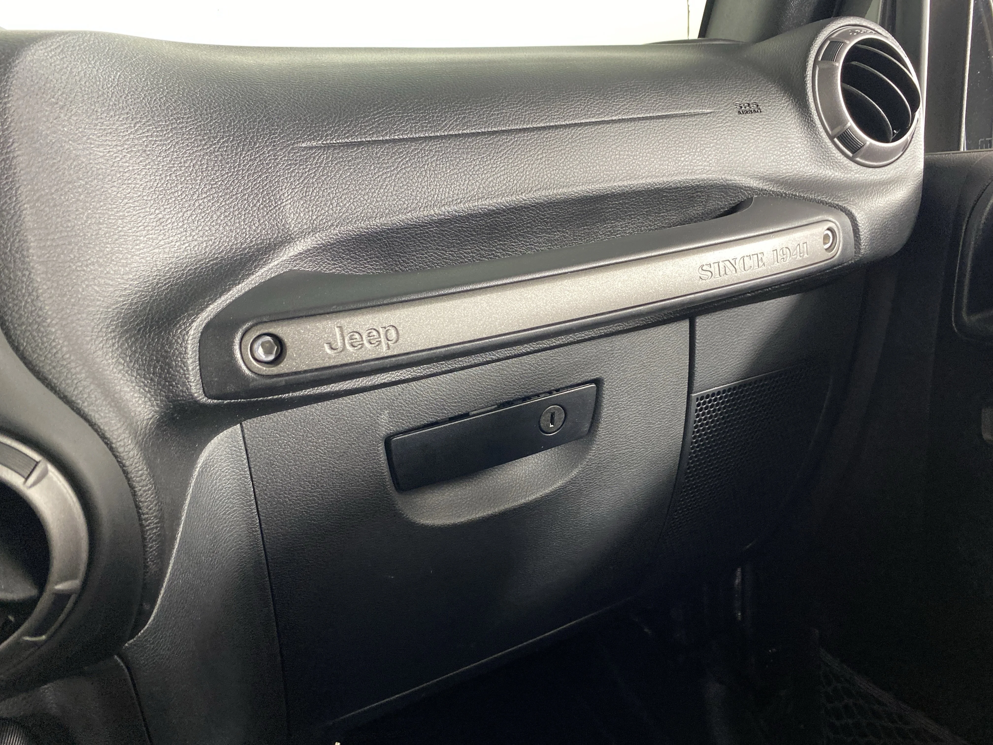 Used 2018 Granite Crystal Metallic Clearcoat Jeep Sport S image 25