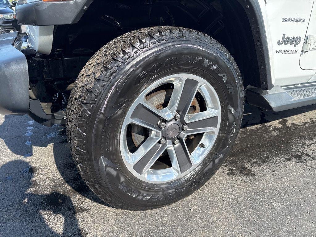 Used 2018 Bright White Clearcoat Jeep Unlimited Sahara image 12