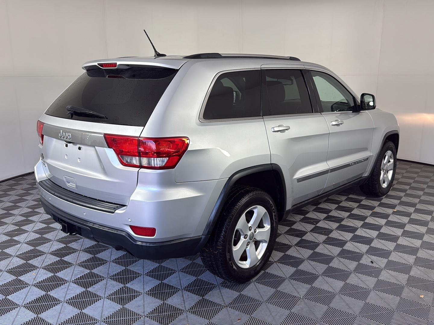 Used 2013 Bright Silver Metallic Jeep Laredo image 4