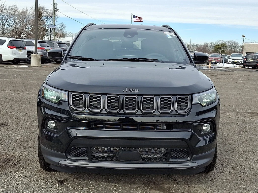 New 2026 Diamond Black Crystal Pearl-Coat Exterior Paint Jeep Limited Altitude image 2