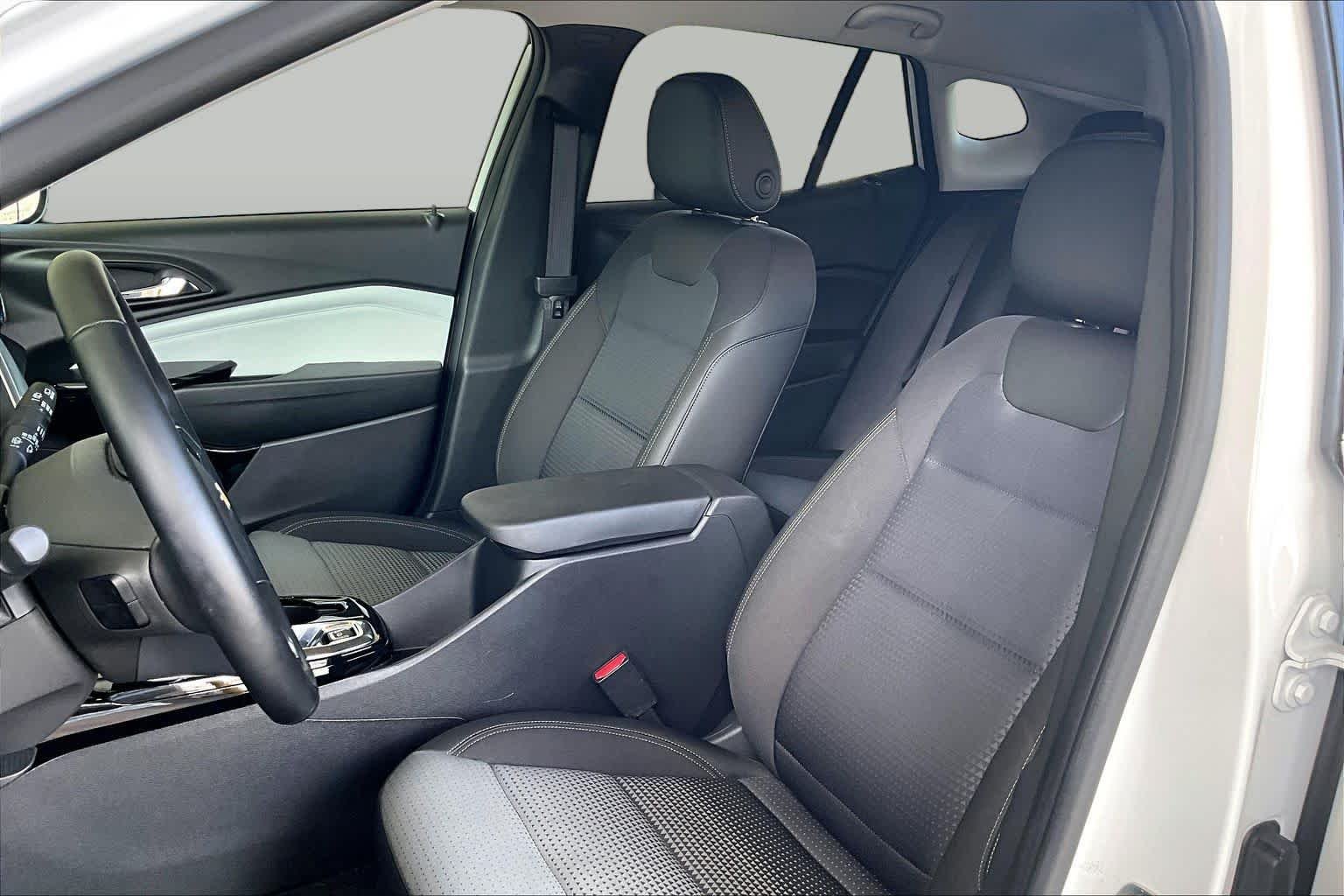 Used 2025 Summit White Chevrolet LT image 8