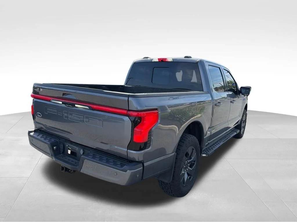 Used 2023 Gray Metallic Ford Lariat image 17