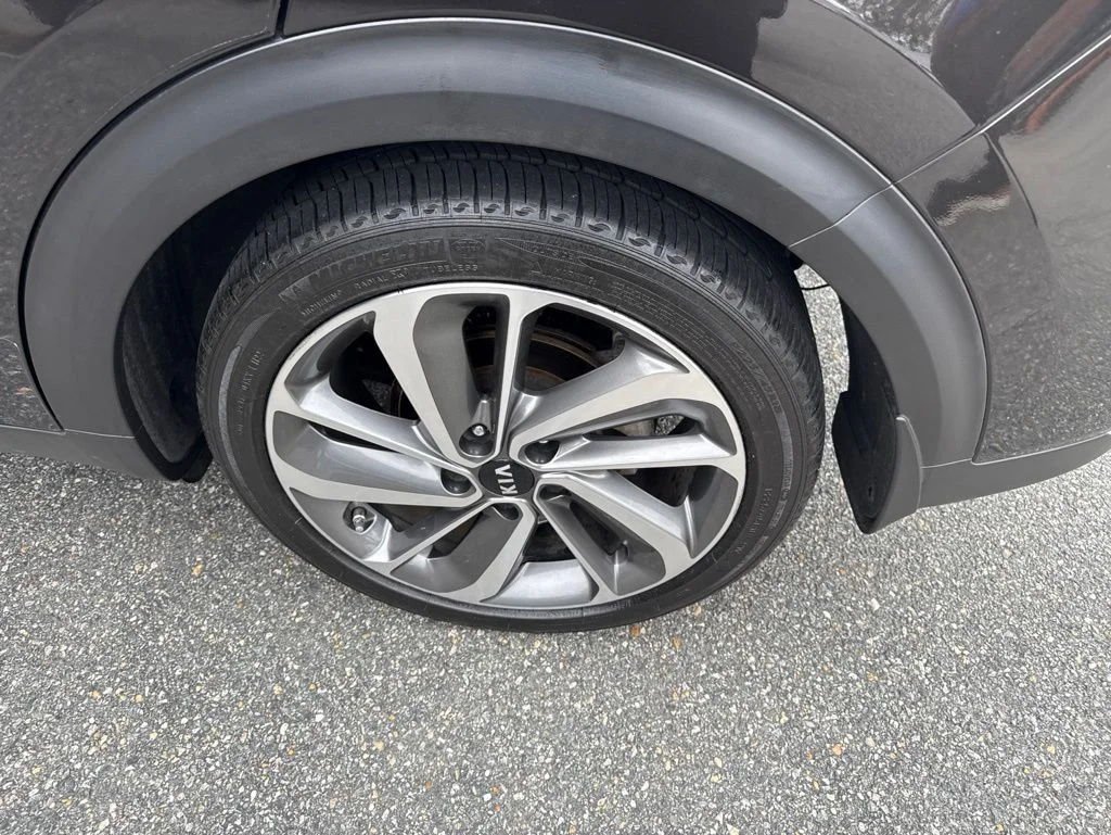 Used 2017 Black Kia Touring image 6