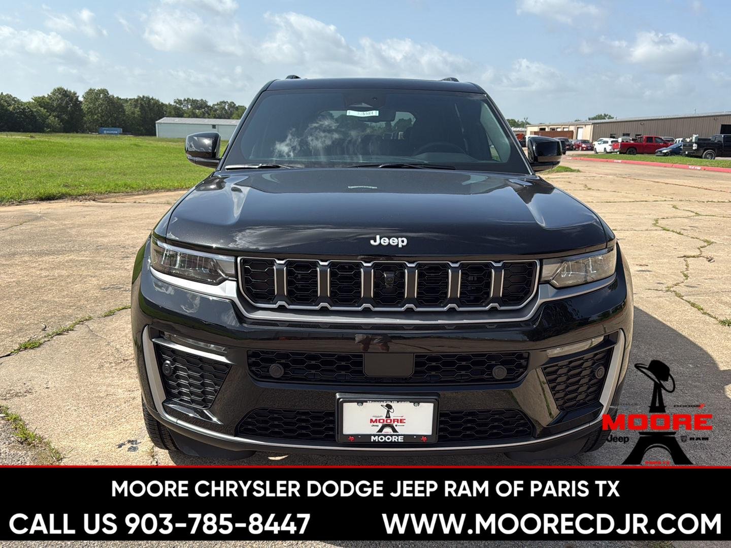New 2026 Diamond Black Crystal Pearl-Coat Exterior Paint Jeep Limited image 2