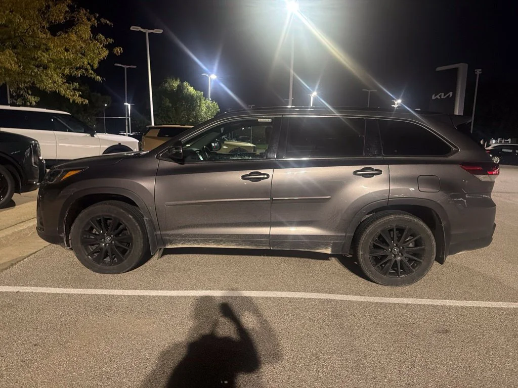 Used 2019 Gray Toyota SE image 4