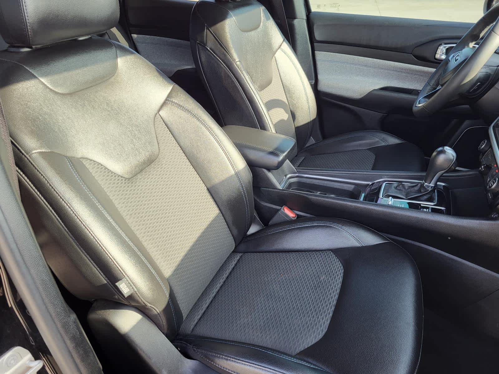 Used 2024 Diamond Black Crystal Pearlcoat Jeep Latitude image 10
