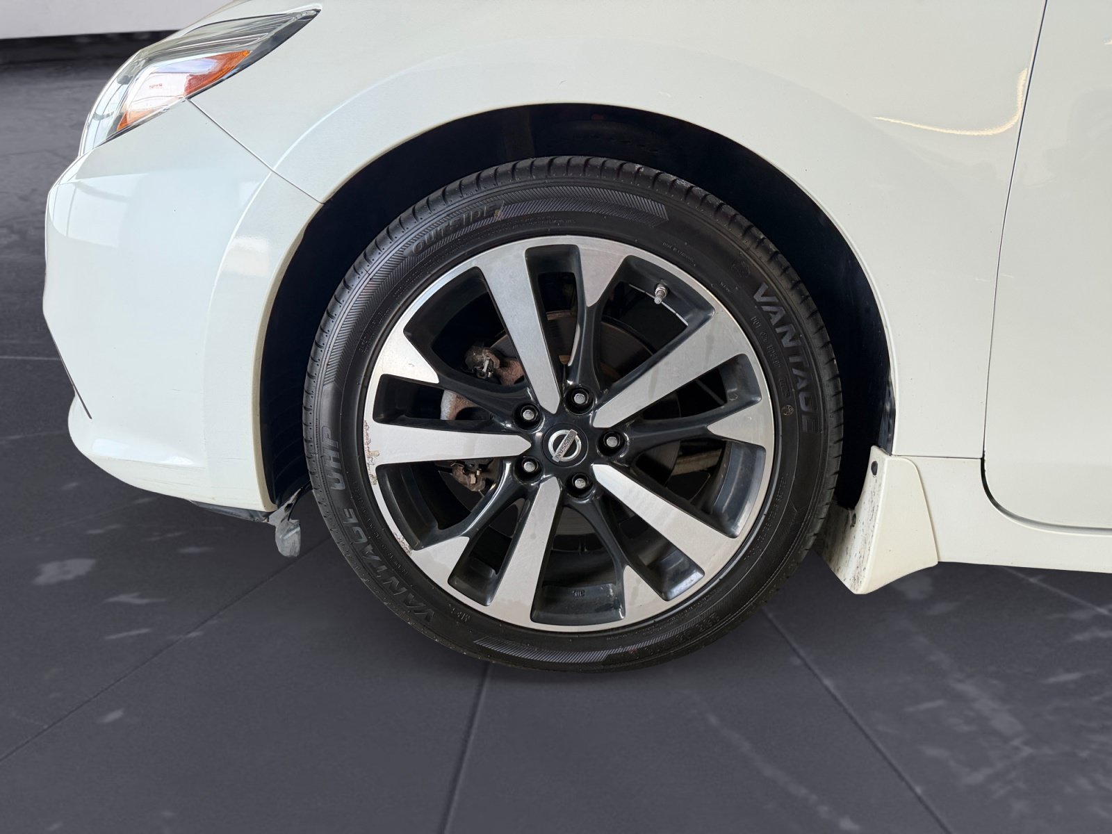 Used 2018 Pearl White Nissan 2.5 SR image 40