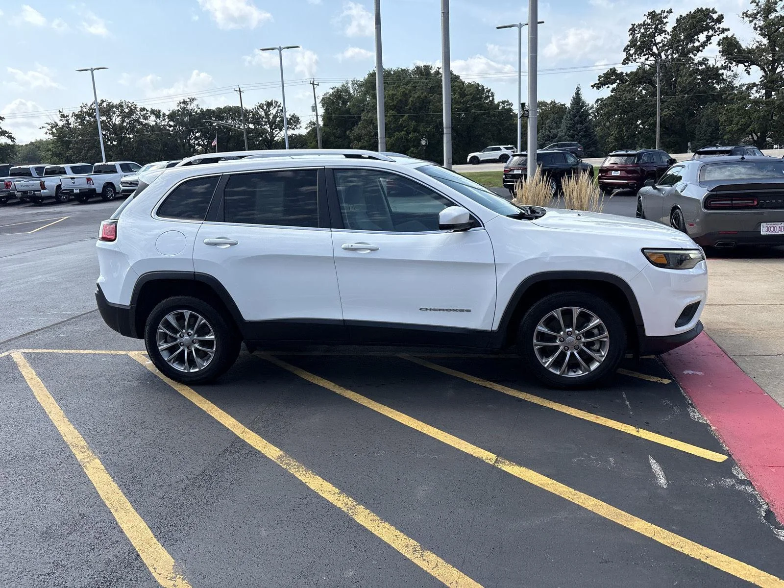 Used 2021 Bright White Clearcoat Jeep Latitude Lux image 4