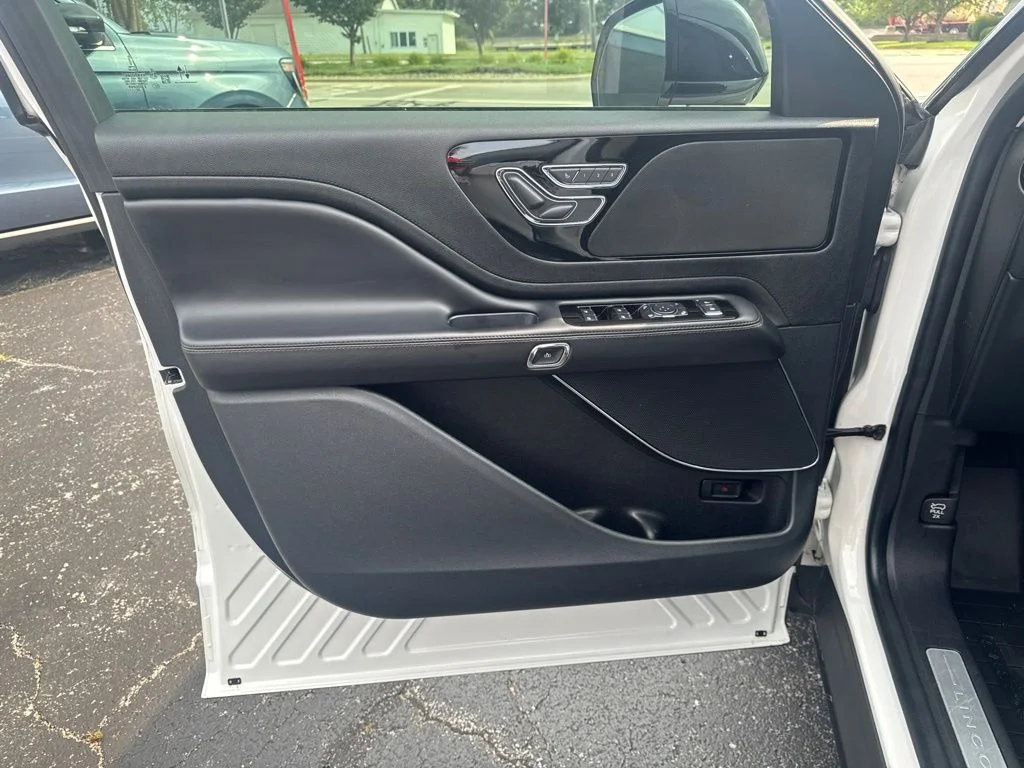 Used 2023 White Metallic Lincoln Standard image 13