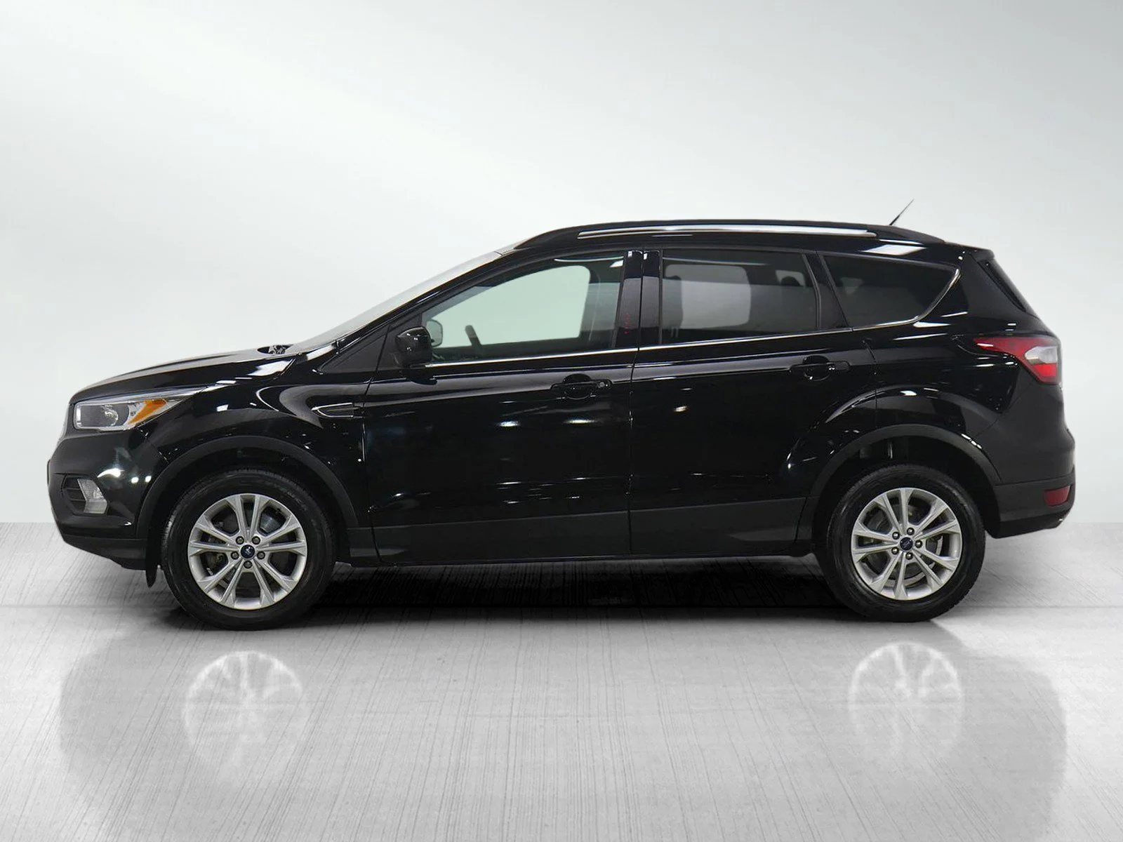 Used 2018 Ford Escape SE with VIN 1FMCU9GD5JUB59312 for sale in Wayzata, Minnesota