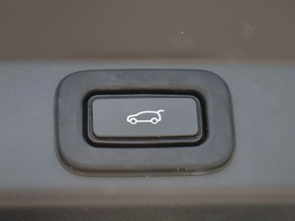 Used 2023 White Land Rover SE Dynamic image 10