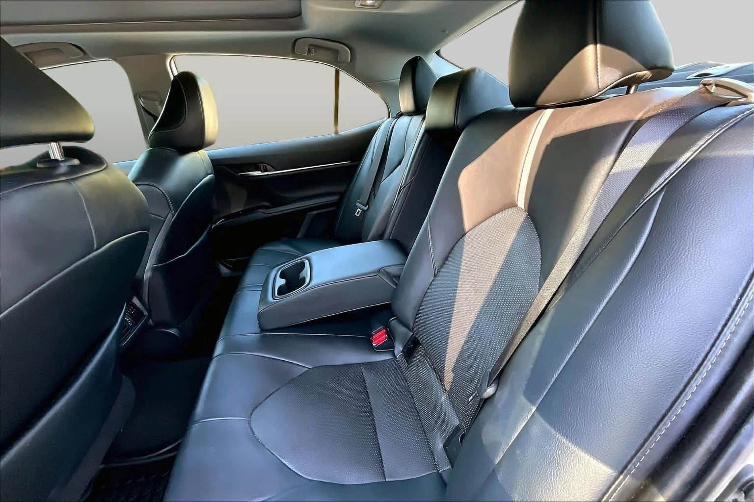 Used 2020 Wind Chill Pearl/Midnight Black Metallic Toyota XSE image 20