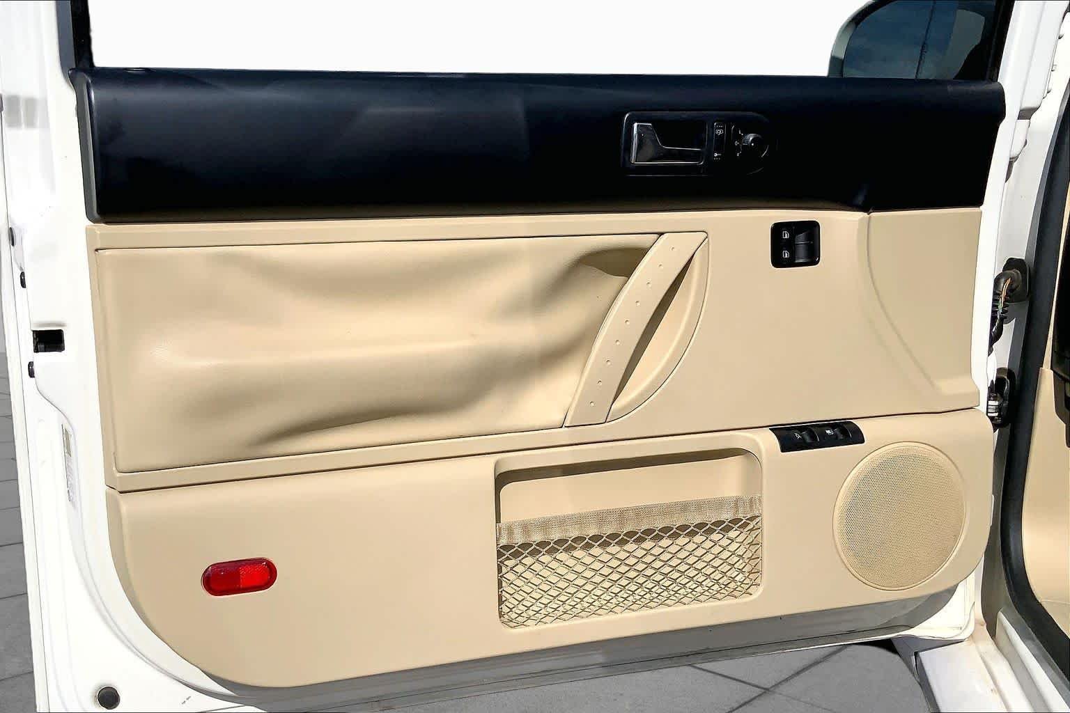 Used 2010 Candy White Volkswagen  image 20