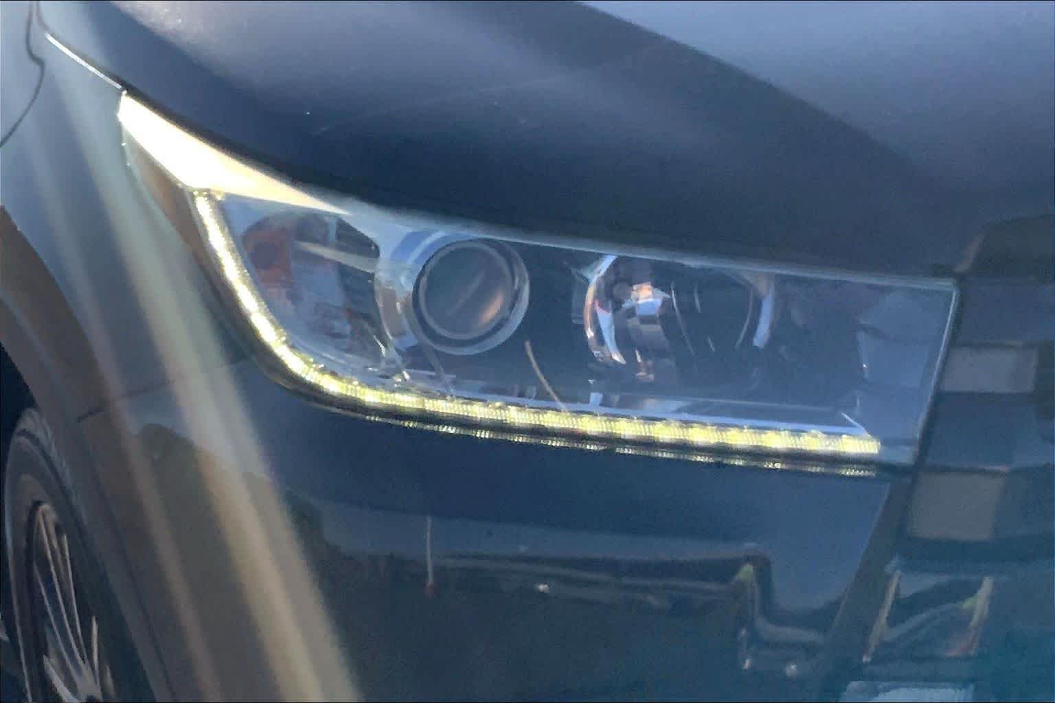 Used 2018 Midnight Black Metallic Toyota XLE image 28
