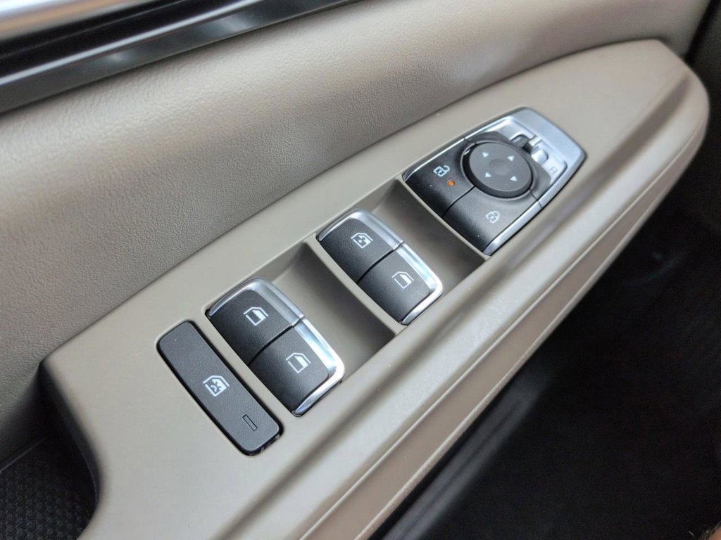 New 2026 Snow White Pearl Kia LXS image 24