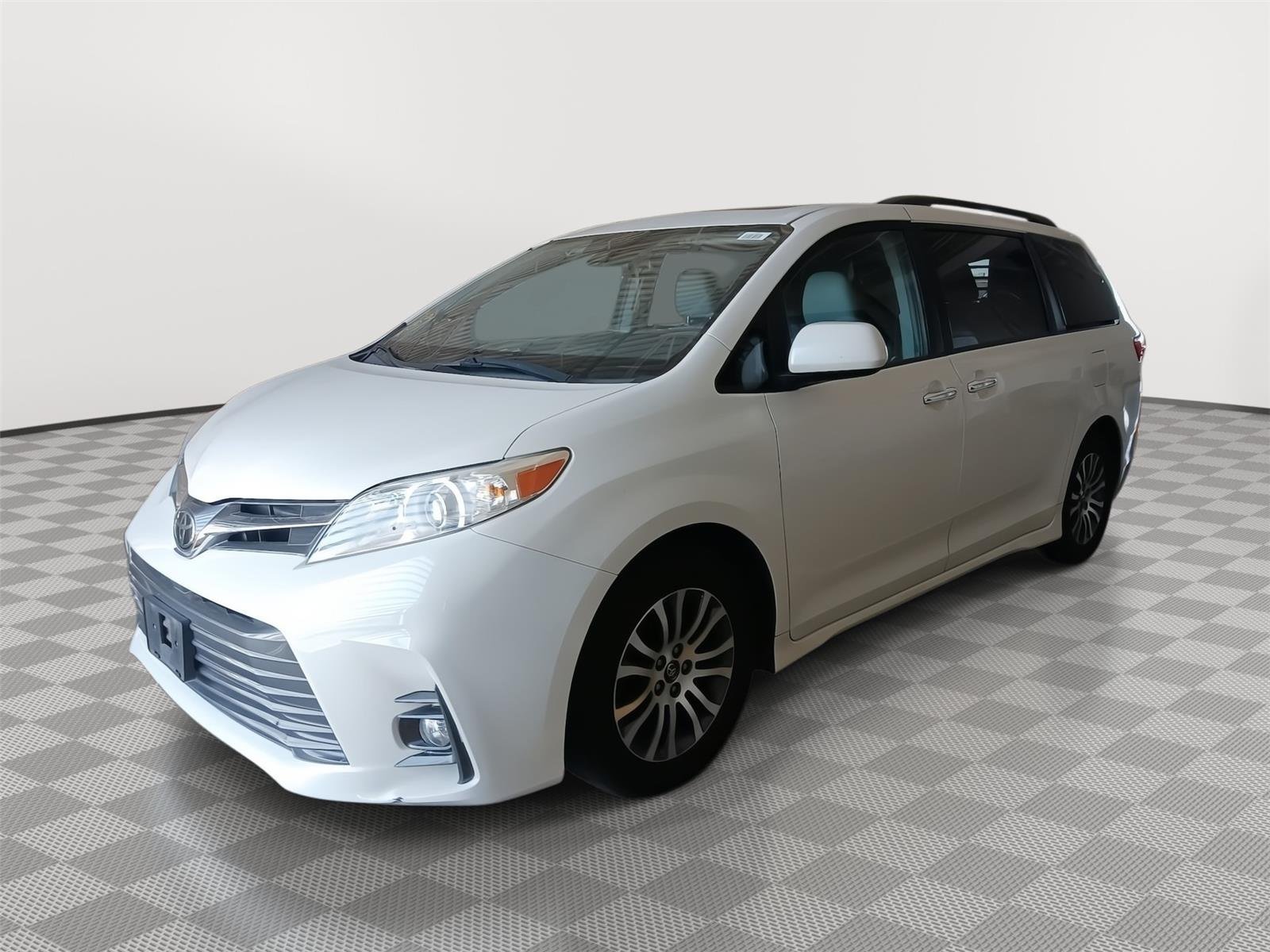 Used 2018 Blizzard Pearl Toyota XLE image 6