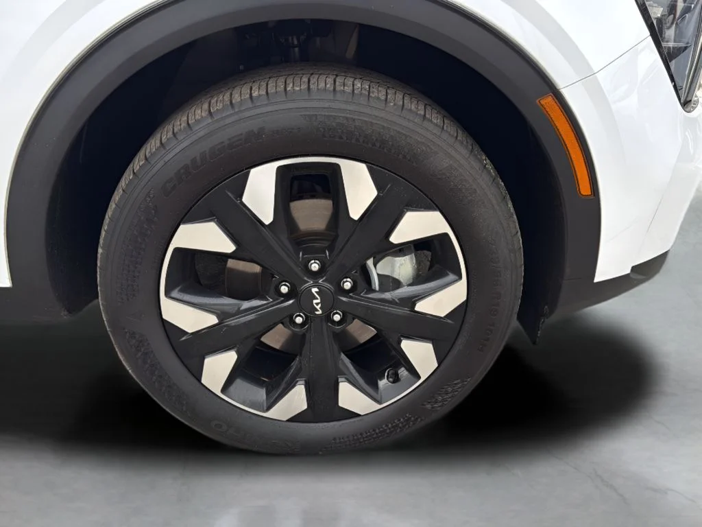 Used 2023 White Kia X-Line image 29
