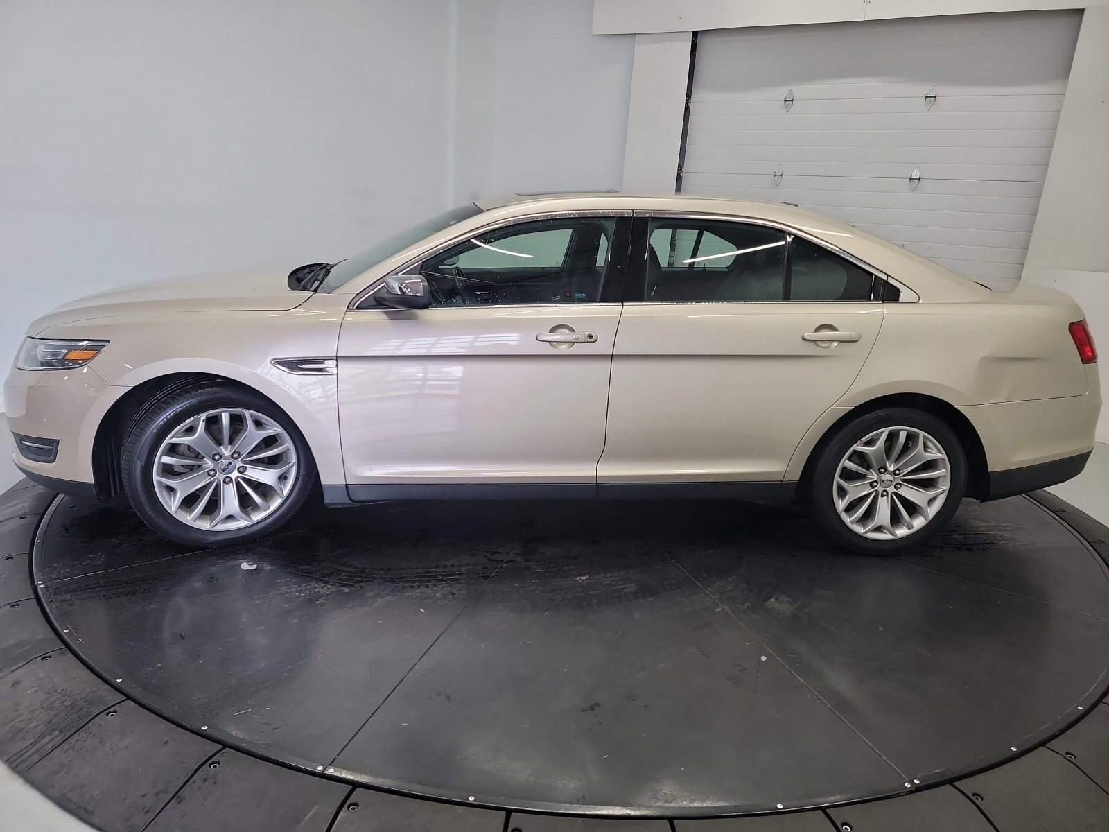 Used 2017 White Gold Metallic Ford Limited image 4