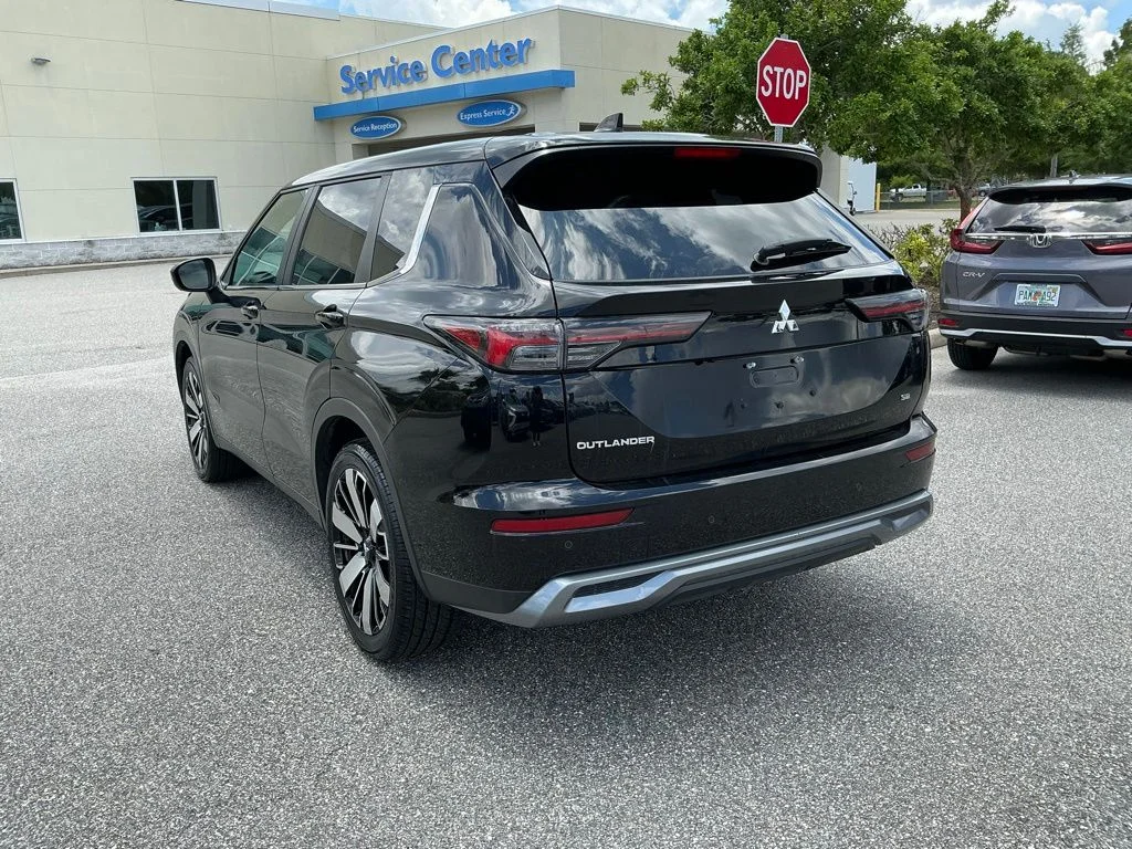 Used 2025  Mitsubishi SE image 4