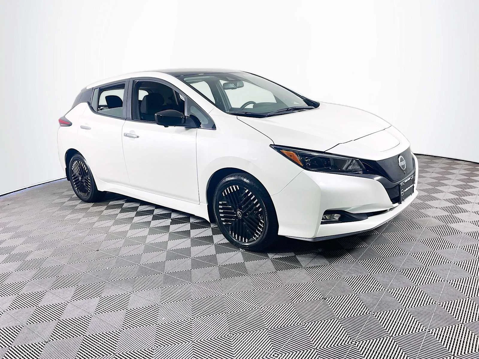 Used 2025 Super Black/Pearl White Nissan SV PLUS image 3
