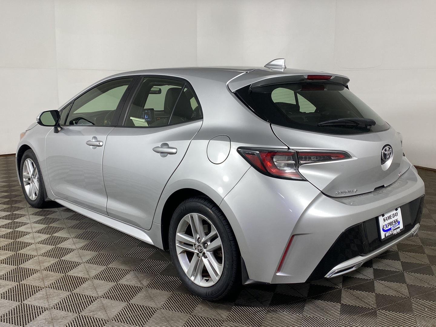 Used 2019 Classic Silver Metallic Toyota SE image 8