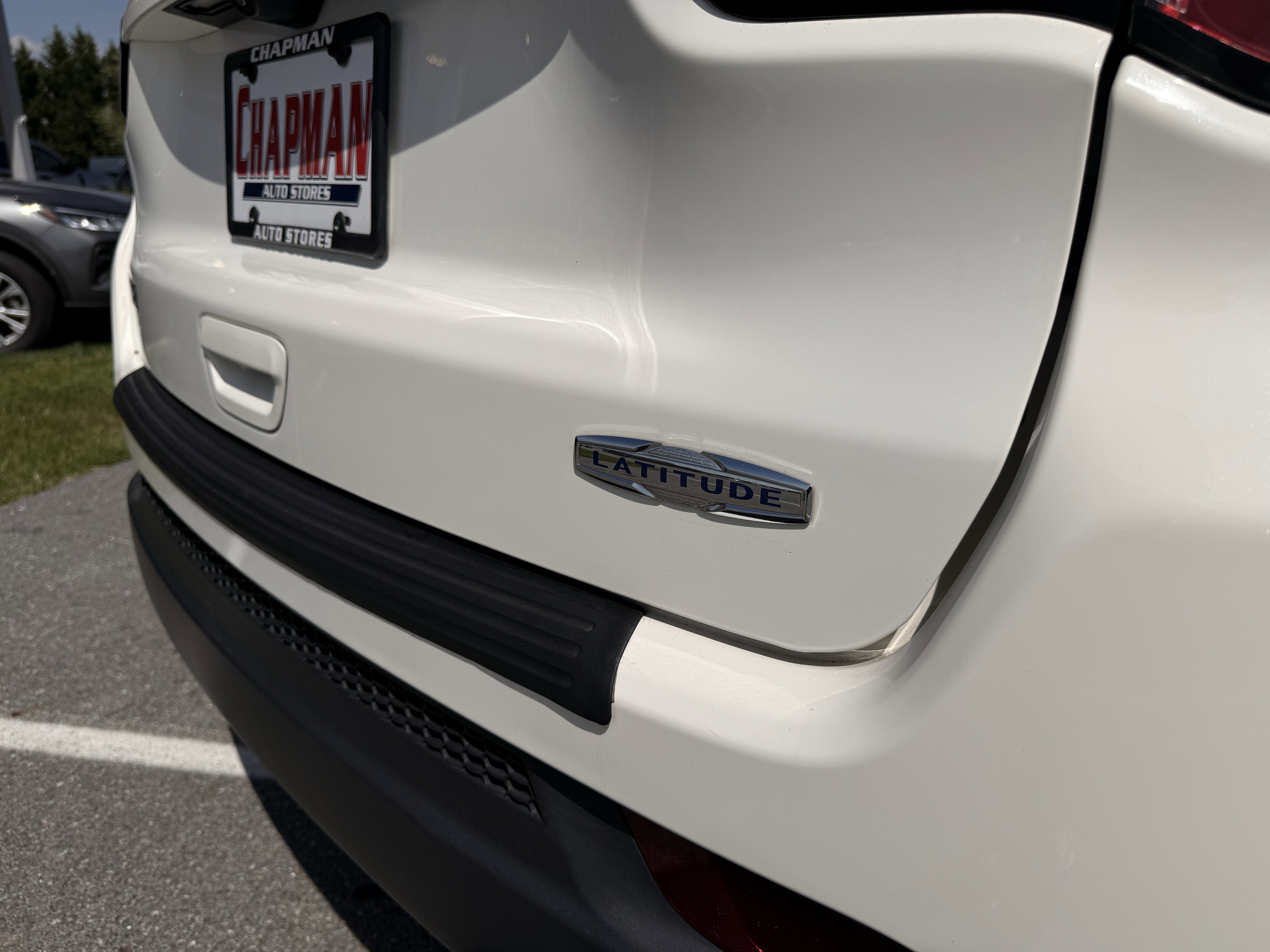 Used 2018 White Jeep Latitude image 32