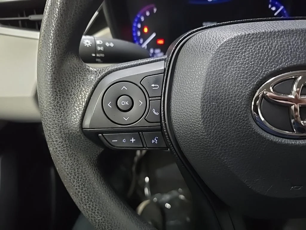 Used 2021  Toyota LE image 19