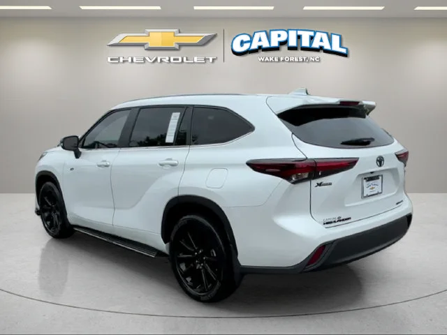 Used 2026 White/off-white Toyota XLE image 3