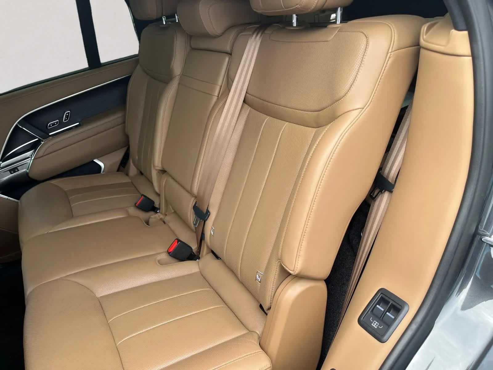 Certified Used 2024 Carpathian Grey Premium Metallic Land Rover P530 LWB 7 Seat image 13