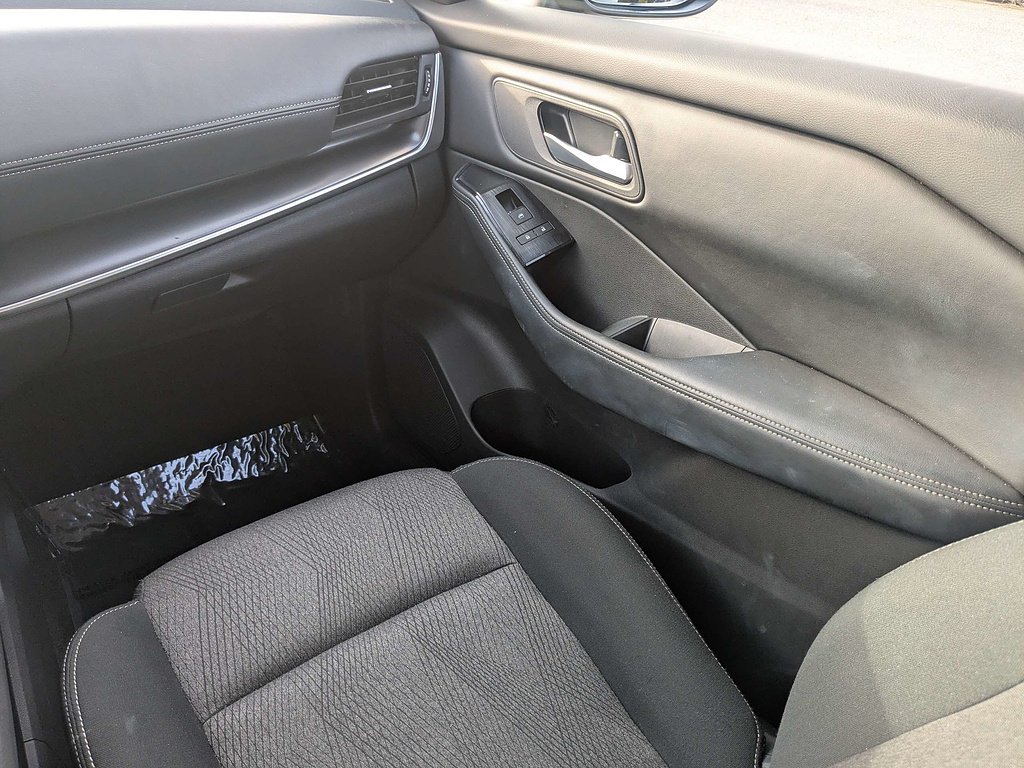 2025 Nissan Rogue SV - Photo 18