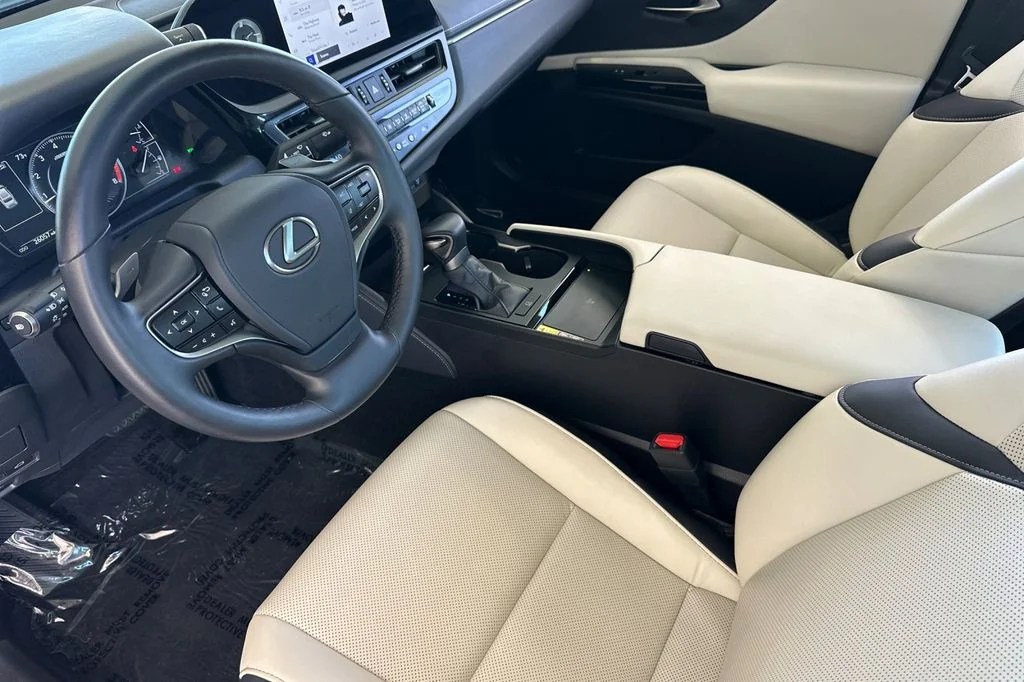 Used 2025 White Lexus 350 image 10