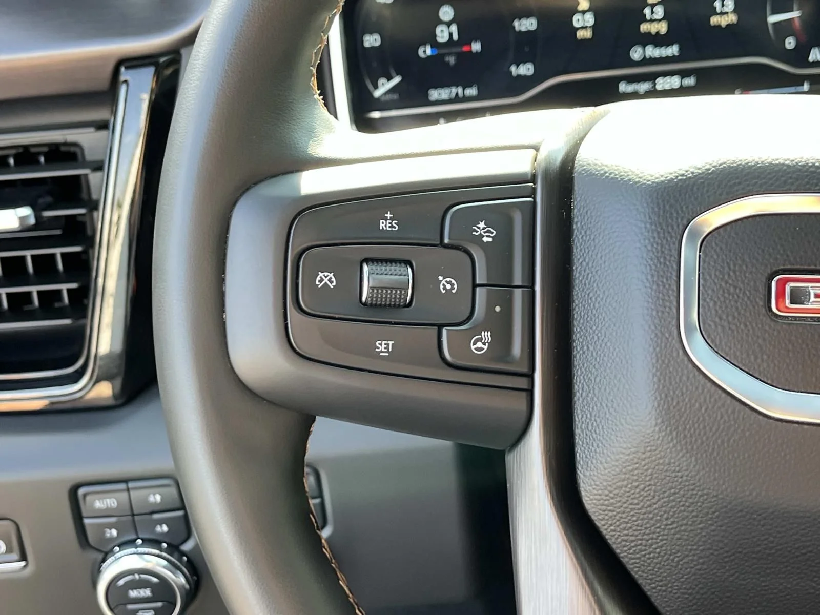 Used 2025 White GMC AT4 image 31